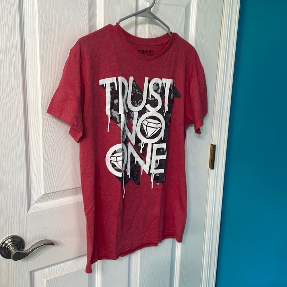 Mens Trust no one graphic shirt sleeve red shirt